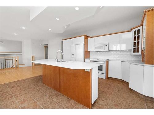 262 Addington Drive, Red Deer, AB - Indoor Photo Showing Kitchen