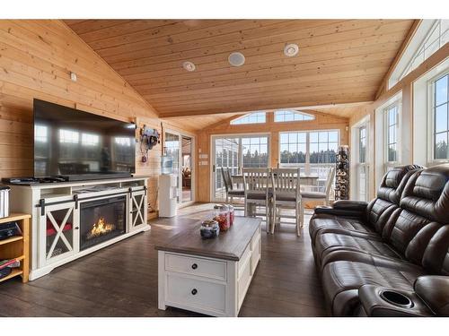 125-25173 Township Road 364, Rural Red Deer County, AB - Indoor Photo Showing Living Room