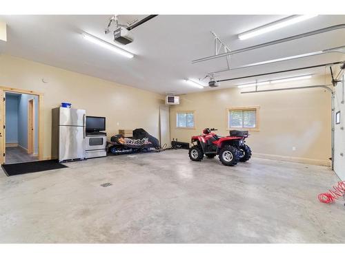 125-25173 Township Road 364, Rural Red Deer County, AB - Indoor Photo Showing Garage