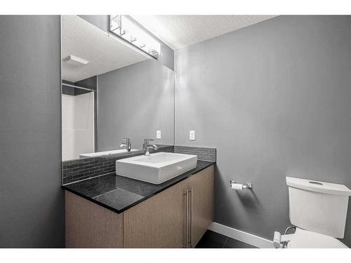 1210-11 Mahogany Row Se, Calgary, AB - Indoor Photo Showing Bathroom