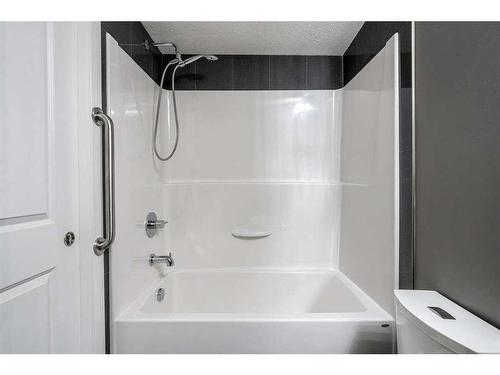 1210-11 Mahogany Row Se, Calgary, AB - Indoor Photo Showing Bathroom