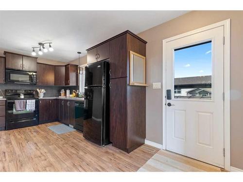 117 Redwood Boulevard East, Springbrook, AB - Indoor Photo Showing Kitchen