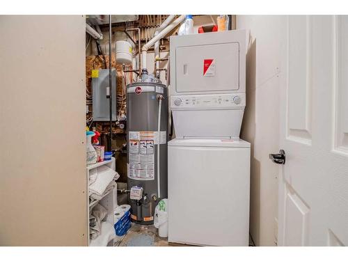 117 Redwood Boulevard East, Springbrook, AB - Indoor Photo Showing Laundry Room