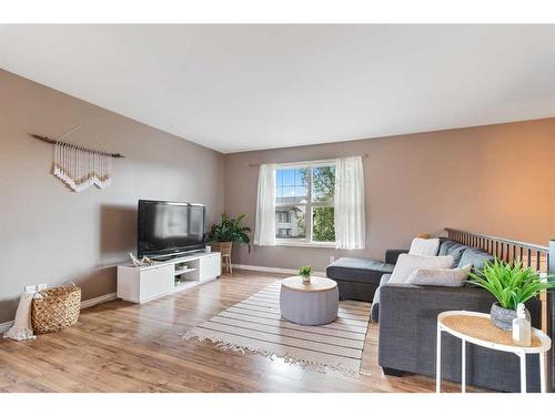 117 Redwood Boulevard East, Springbrook, AB - Indoor Photo Showing Living Room