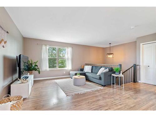 117 Redwood Boulevard East, Springbrook, AB - Indoor Photo Showing Living Room