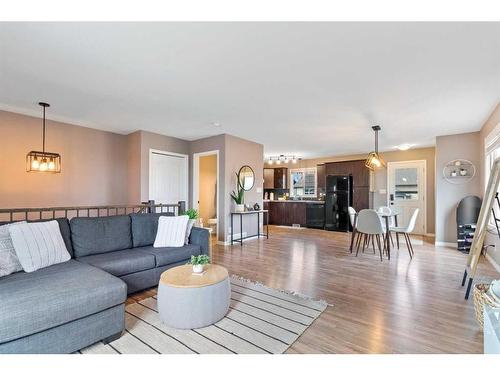 117 Redwood Boulevard East, Springbrook, AB - Indoor Photo Showing Living Room