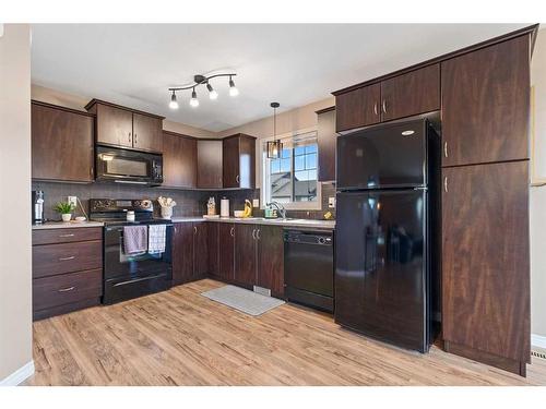 117 Redwood Boulevard East, Springbrook, AB - Indoor Photo Showing Kitchen