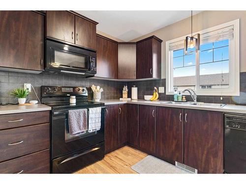 117 Redwood Boulevard East, Springbrook, AB - Indoor Photo Showing Kitchen