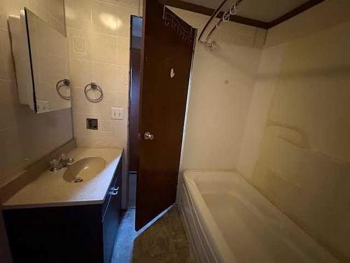 4927 49 Street, Lougheed, AB - Indoor Photo Showing Bathroom