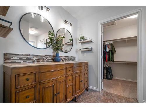 7514 40 Avenue, Camrose, AB - Indoor Photo Showing Bathroom