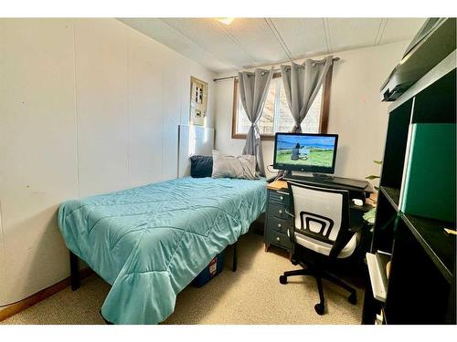 5731 59 Avenue Avenue, Rocky Mountain House, AB - Indoor Photo Showing Bedroom