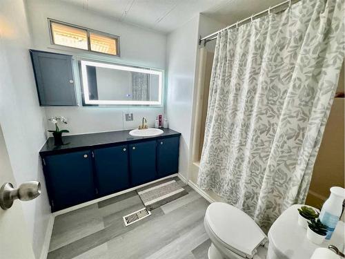 5731 59 Avenue Avenue, Rocky Mountain House, AB - Indoor Photo Showing Bathroom