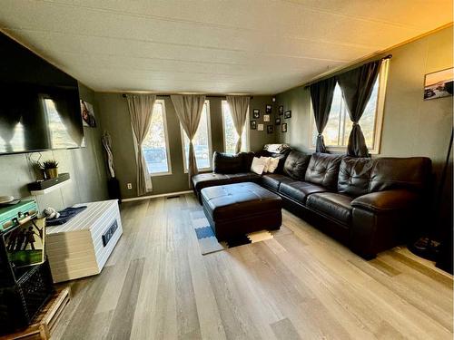 5731 59 Avenue Avenue, Rocky Mountain House, AB - Indoor Photo Showing Living Room