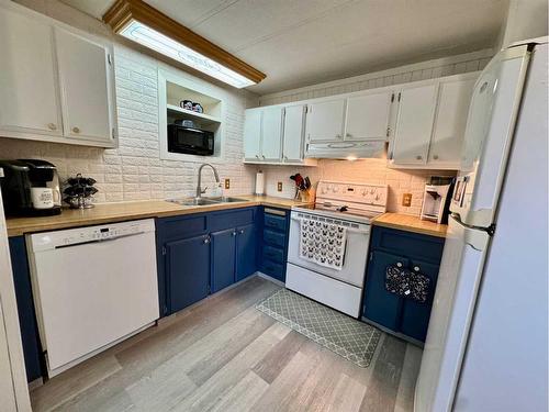 5731 59 Avenue Avenue, Rocky Mountain House, AB - Indoor Photo Showing Kitchen With Double Sink