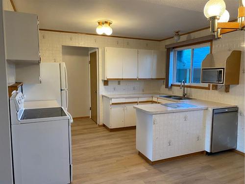 5221 East Ave, Blackfalds, AB - Indoor Photo Showing Kitchen With Double Sink