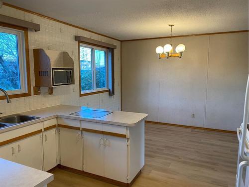 5221 East Ave, Blackfalds, AB - Indoor Photo Showing Kitchen