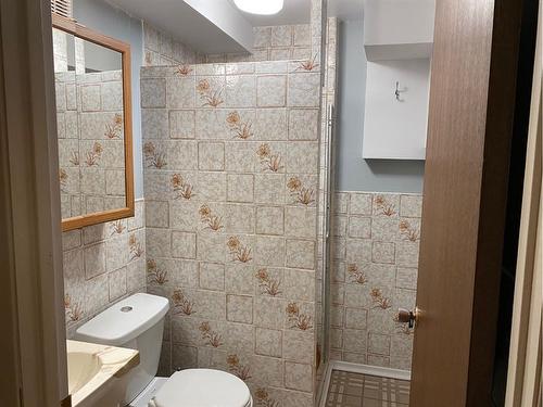 5221 East Ave, Blackfalds, AB - Indoor Photo Showing Bathroom