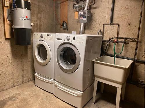 5221 East Ave, Blackfalds, AB - Indoor Photo Showing Laundry Room