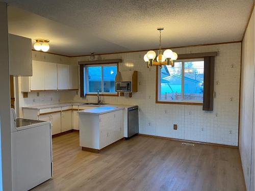 5221 East Ave, Blackfalds, AB - Indoor Photo Showing Kitchen