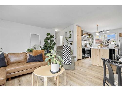 4518 Waskasoo Crescent, Red Deer, AB - Indoor Photo Showing Living Room