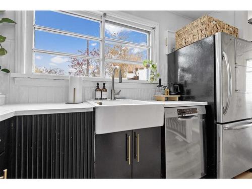 4518 Waskasoo Crescent, Red Deer, AB - Indoor Photo Showing Kitchen