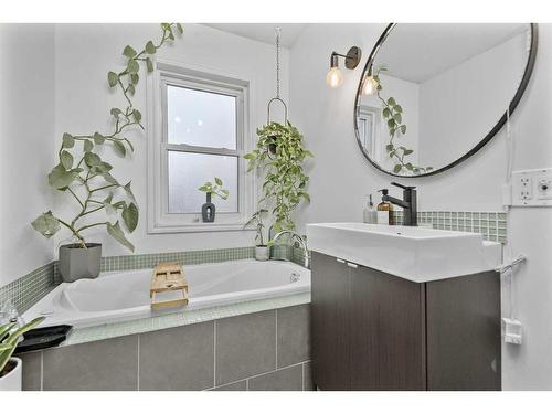 4518 Waskasoo Crescent, Red Deer, AB - Indoor Photo Showing Bathroom