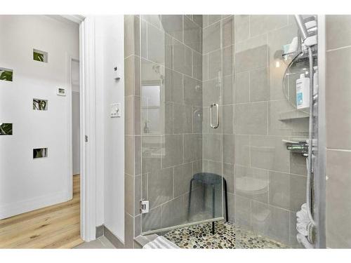 4518 Waskasoo Crescent, Red Deer, AB - Indoor Photo Showing Bathroom