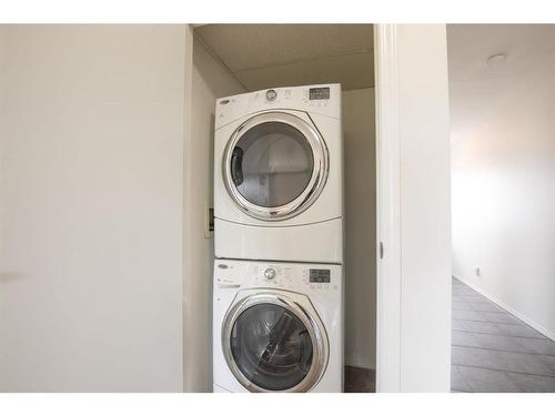 4-20 Jacobs Close, Red Deer, AB - Indoor Photo Showing Laundry Room