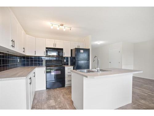 4-20 Jacobs Close, Red Deer, AB - Indoor Photo Showing Kitchen