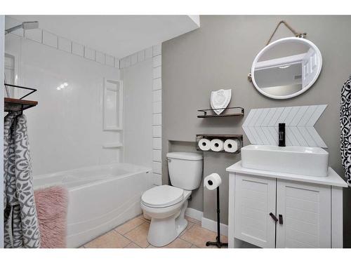 123 Hinshaw Drive, Sylvan Lake, AB - Indoor Photo Showing Bathroom