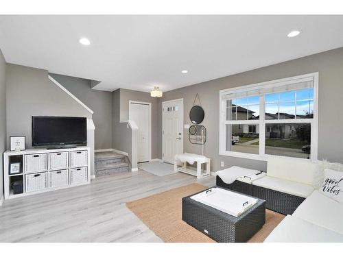 123 Hinshaw Drive, Sylvan Lake, AB - Indoor Photo Showing Living Room