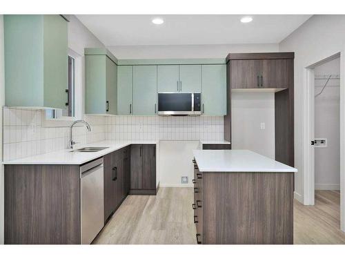 122 Gray Close, Sylvan Lake, AB - Indoor Photo Showing Kitchen