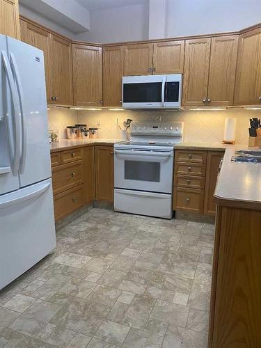 305-5300 48 Street, Red Deer, AB - Indoor Photo Showing Kitchen