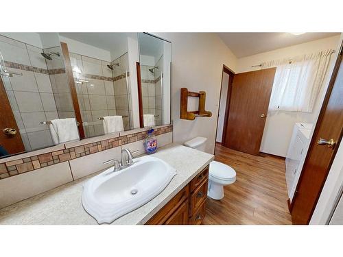 14 East Avenue, Nevis, AB - Indoor Photo Showing Bathroom