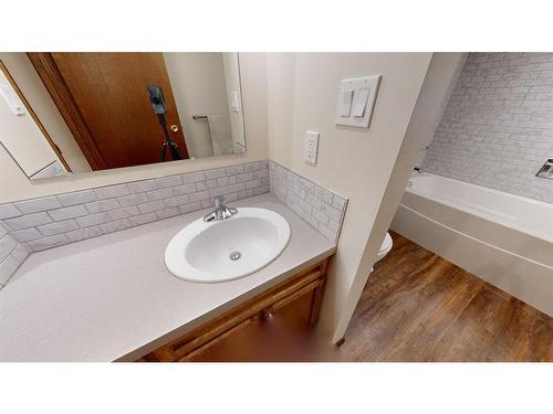 14 East Avenue, Nevis, AB - Indoor Photo Showing Bathroom