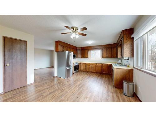 14 East Avenue, Nevis, AB - Indoor Photo Showing Kitchen