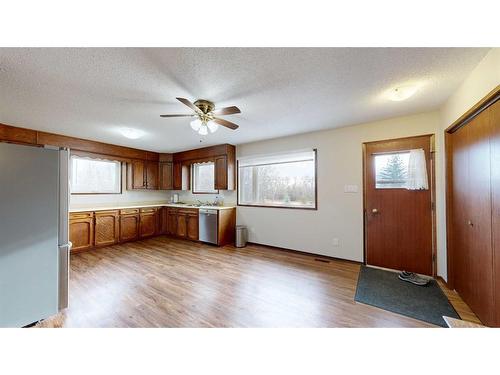 14 East Avenue, Nevis, AB - Indoor Photo Showing Kitchen