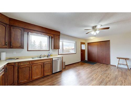 14 East Avenue, Nevis, AB - Indoor Photo Showing Kitchen With Double Sink