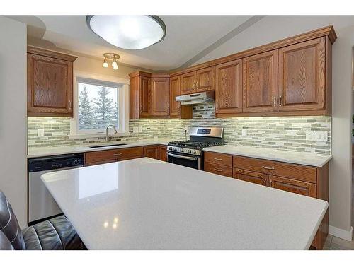 34 Fieldstone Way, Sylvan Lake, AB - Indoor Photo Showing Kitchen