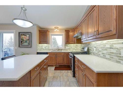 34 Fieldstone Way, Sylvan Lake, AB - Indoor Photo Showing Kitchen