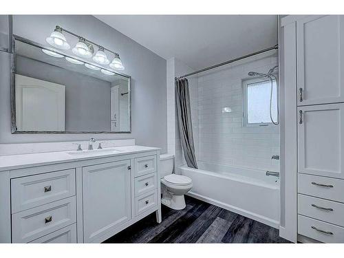 34 Fieldstone Way, Sylvan Lake, AB - Indoor Photo Showing Bathroom