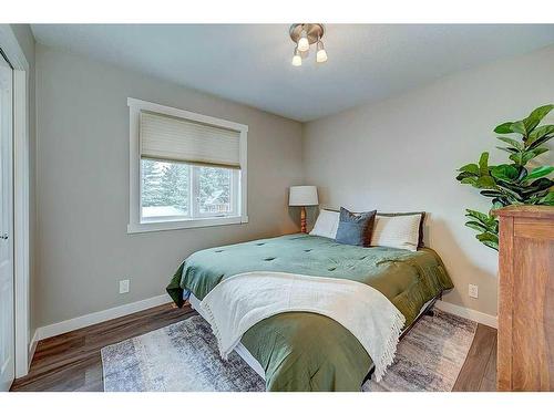 34 Fieldstone Way, Sylvan Lake, AB - Indoor Photo Showing Bedroom