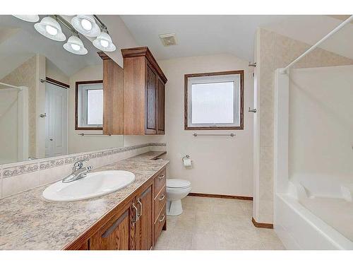 34 Fieldstone Way, Sylvan Lake, AB - Indoor Photo Showing Bathroom