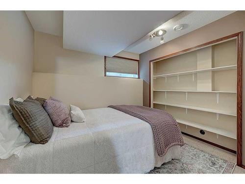 34 Fieldstone Way, Sylvan Lake, AB - Indoor Photo Showing Bedroom