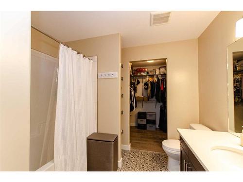 4086 Ryders Ridge Boulevard, Sylvan Lake, AB - Indoor Photo Showing Bathroom