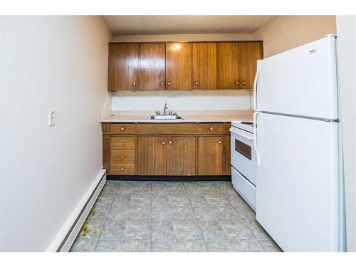 1-16-4750 55 Street, Red Deer, AB - Indoor Photo Showing Kitchen