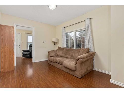 117 Bateson Street, Bittern Lake, AB - Indoor Photo Showing Living Room