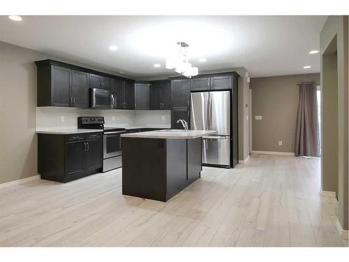 15 Hampton Crescent, Sylvan Lake, AB - Indoor Photo Showing Kitchen With Stainless Steel Kitchen With Upgraded Kitchen