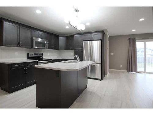 15 Hampton Crescent, Sylvan Lake, AB - Indoor Photo Showing Kitchen With Stainless Steel Kitchen With Double Sink With Upgraded Kitchen