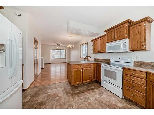 312 Jenner Crescent, Red Deer, AB - Indoor Photo Showing Kitchen